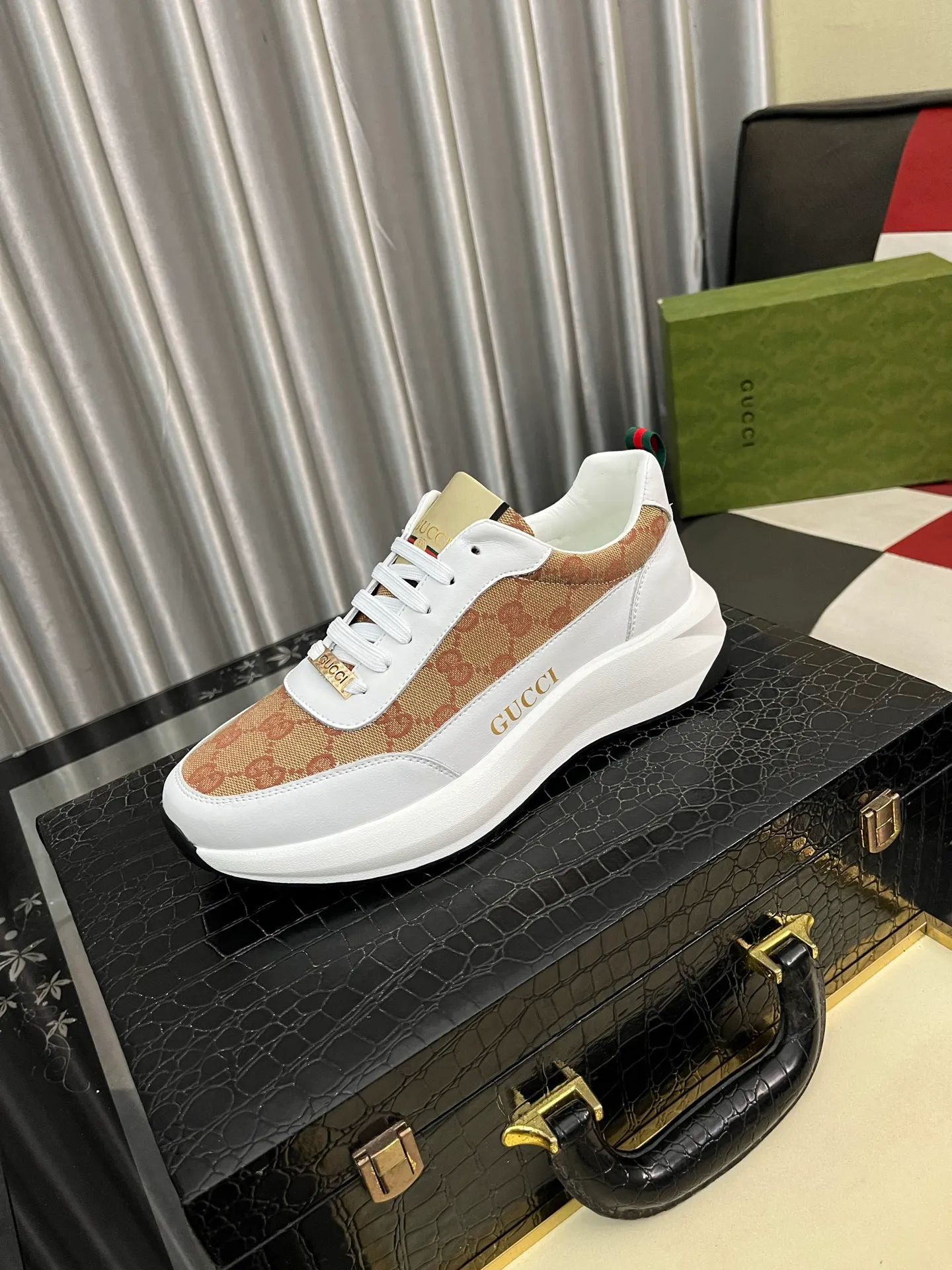 Men's Men's Shoes💰440⌚️⌚️【GUCCI】Gucci men's latest white shoe series casual shoes! The official website is built 1:1. Upper: Made of imported cowhide, with electric embroidery ➕Inner lining: Made of high-quality first-layer pigskin, soft and comfortable. Picky material selection and exquisite workmanship give you the best enjoyment. Size: 38-444️⃣Colors available